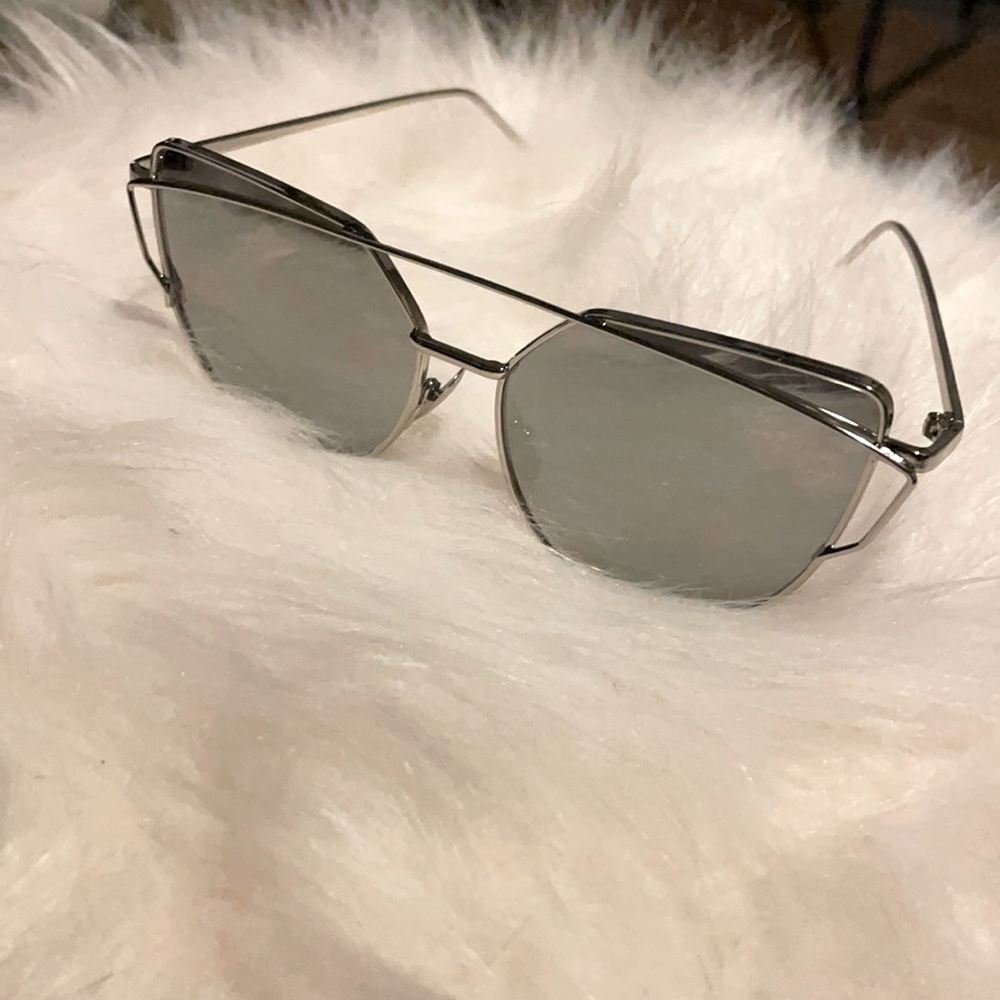 sunglasses (no brand)
